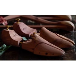 Shoe trees with engraving