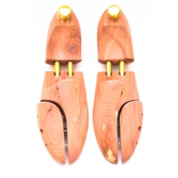 1 Pair of Laser Inscribed Fresh Cedar Shoe Trees & Shoe Bag 